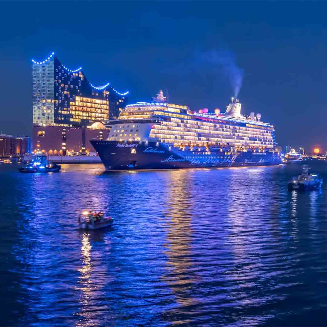 Kreuzfahrtschiff an den Cruise Days 2023 in Hamburg
